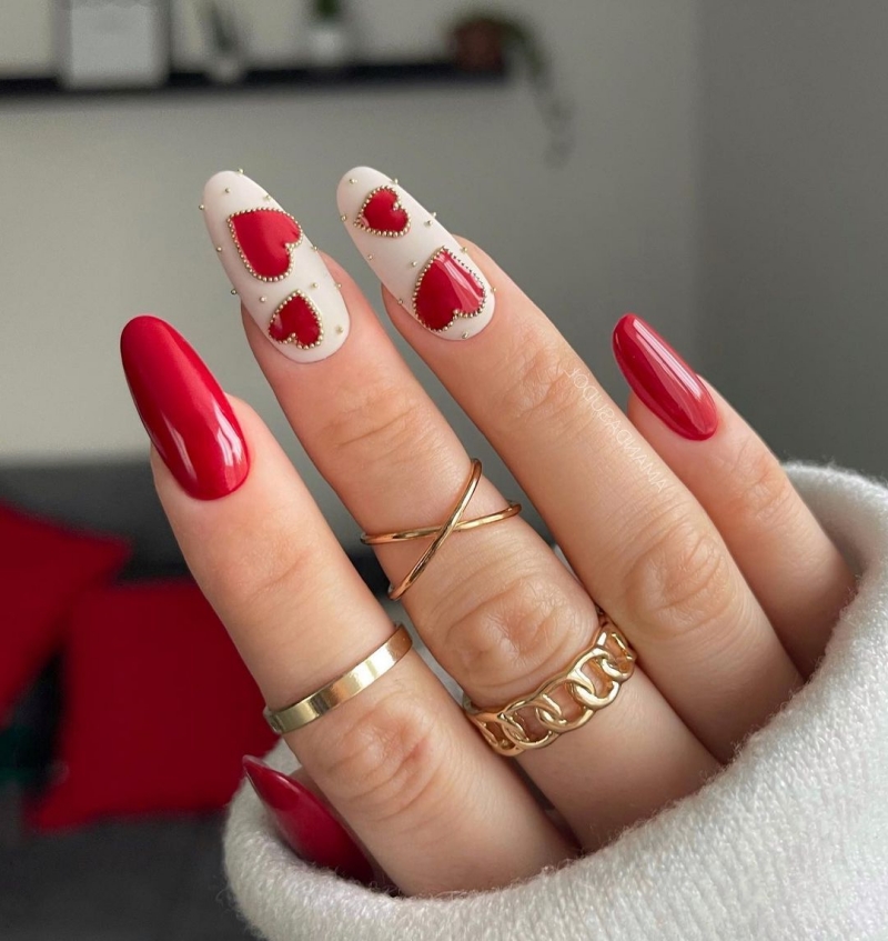 ongles longs nail art coeur bijoux or manucure tendance 2022