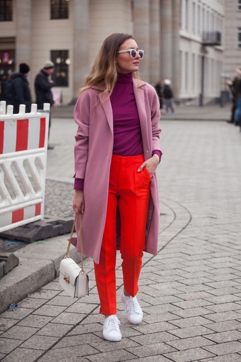 pantalon rouge couleur printemps baskets blanches manteau rose