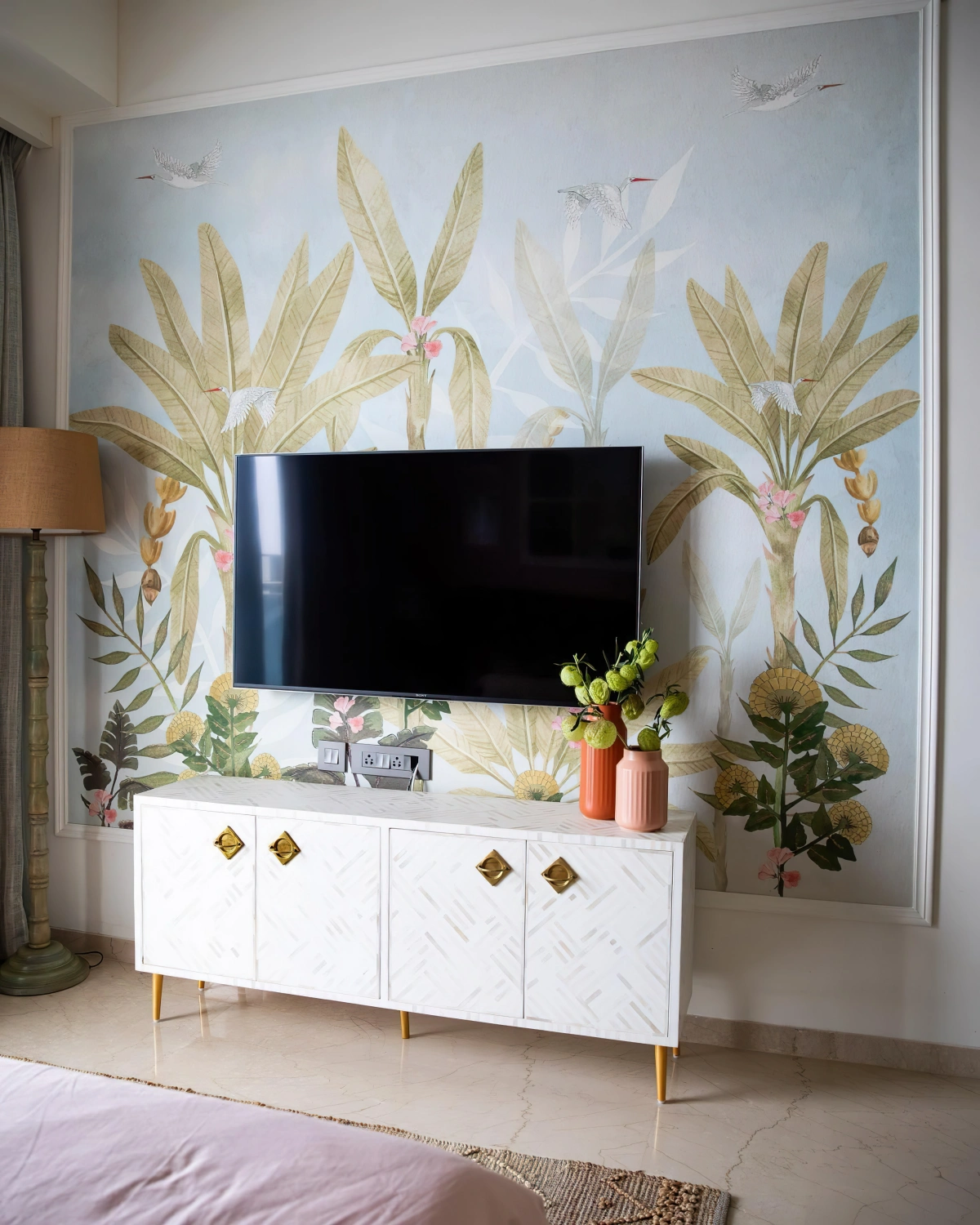papier peint motifs palmiers tv suspendu meuble blanc poignees or
