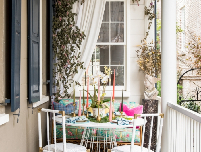 petit salon de jardin vase tete rideau canapé chaise blanche