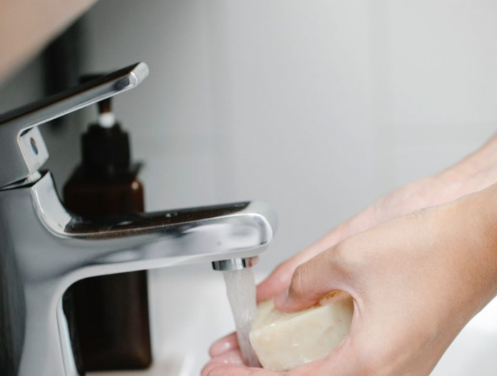 que faire avec du marc de café se laver les mains avec du savon