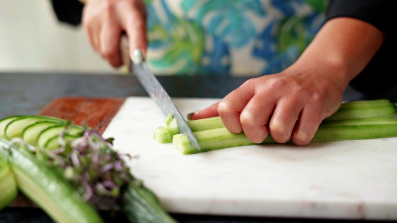 recette concombre avocat couper la concombre en cubes