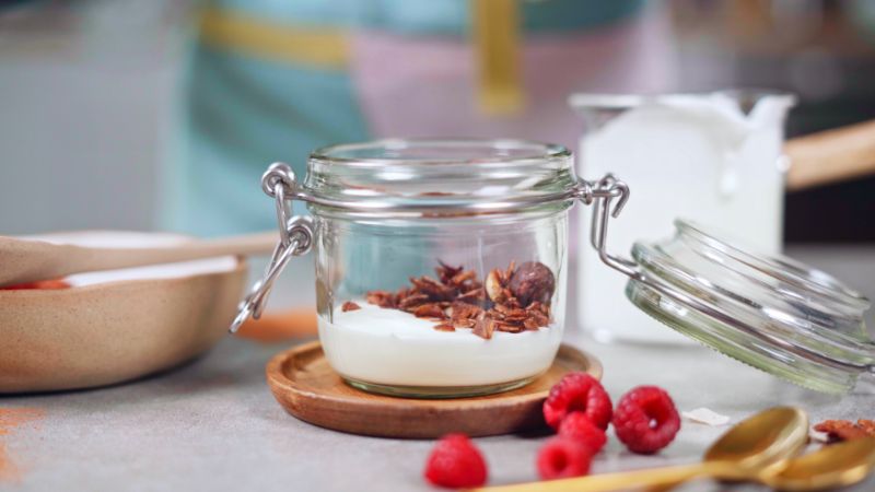 recette granola maison healthy aux flocons d avoine et yaourt grec servir dans pot en verre
