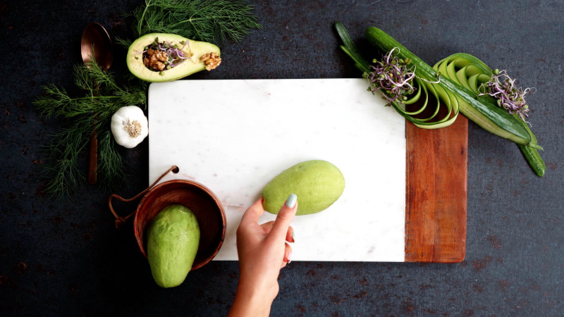 recette soupe froide concombre avocat coupe en deux