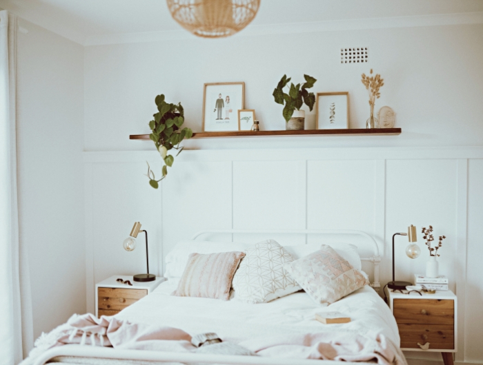 rideaux blanc meuble bois chambre blanche plante verte