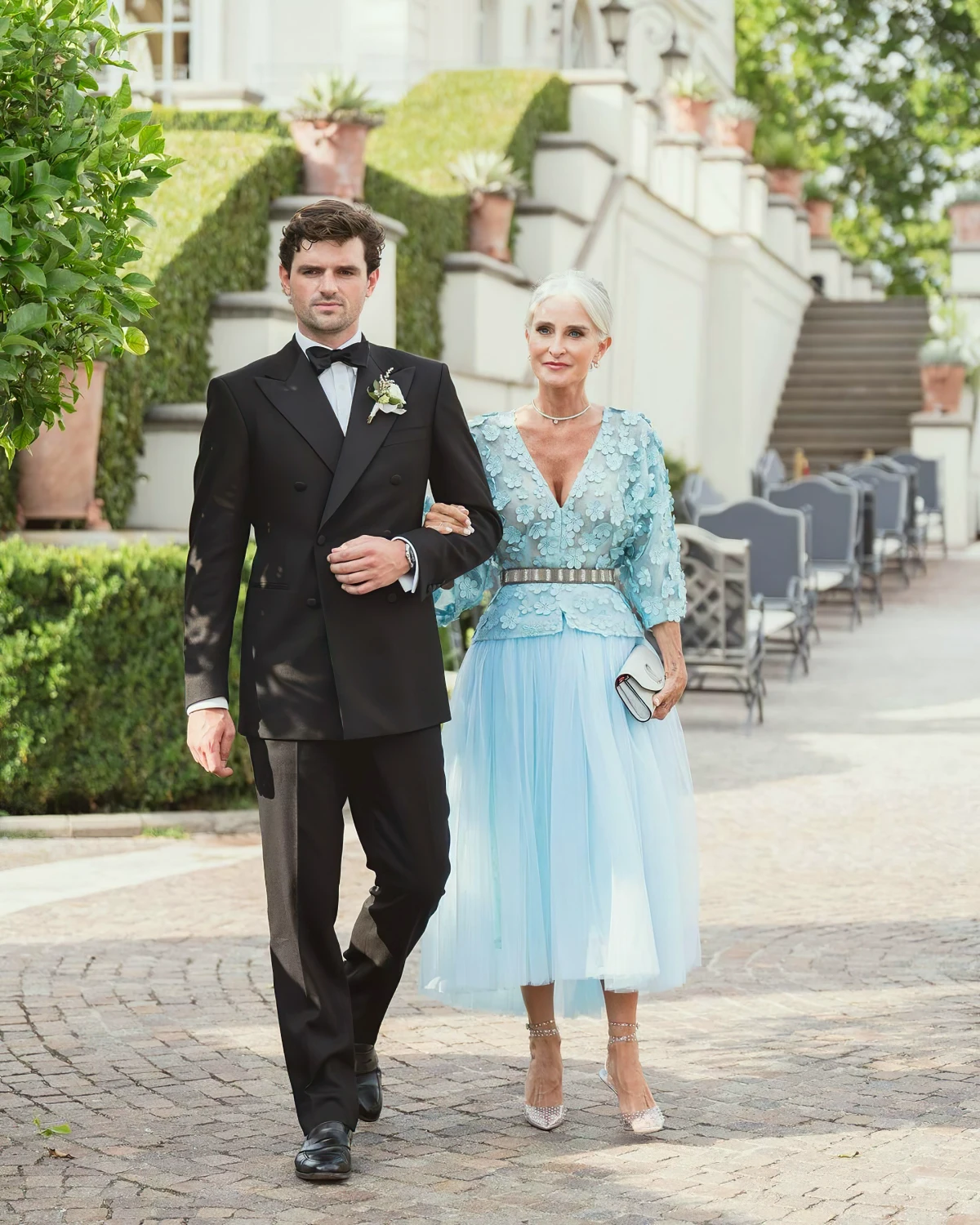robe bleu pastel femme 60 ans mariage homme costume jardin