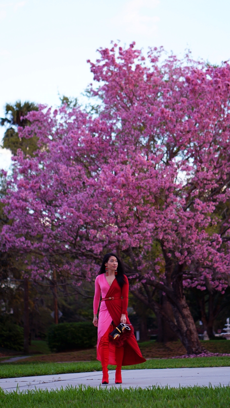 robe color block decollete en v tenue a la mode bottes rouges