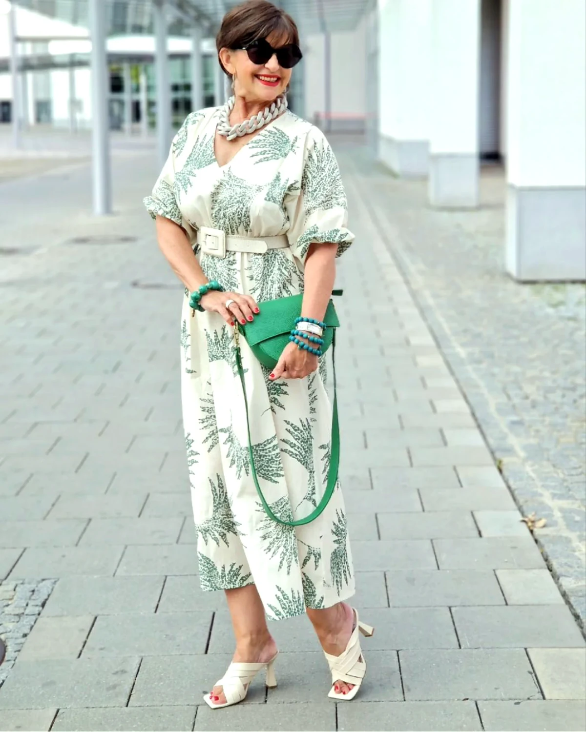 robe longue blanche femme 60 ans sac et bijoux verts rue