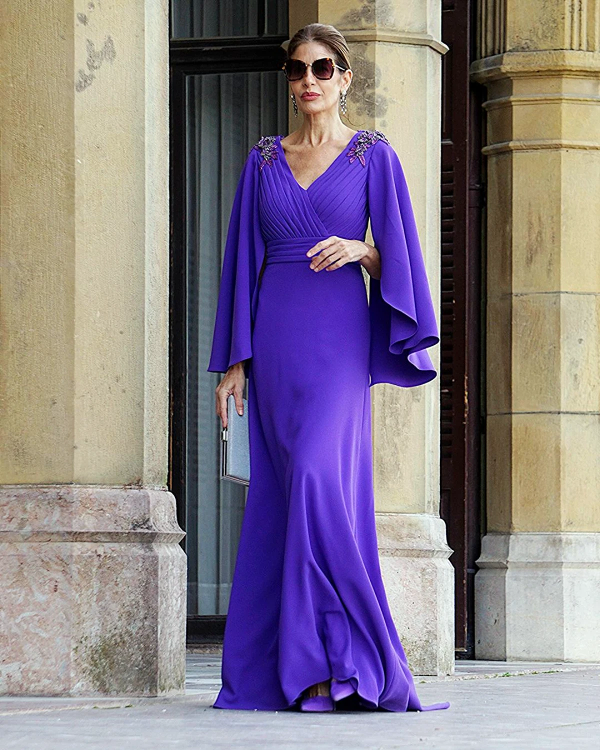 robe longue violette femme 50 ans lunettes
