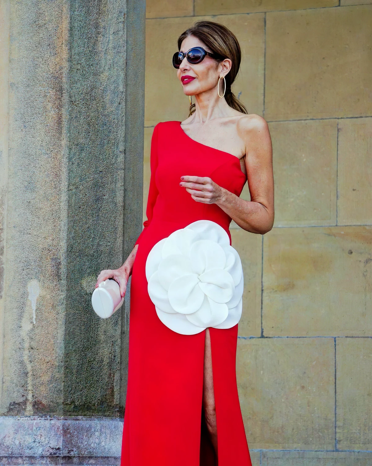 robe rouge une epaule fleurs blanche mode femme plus de 50 ans