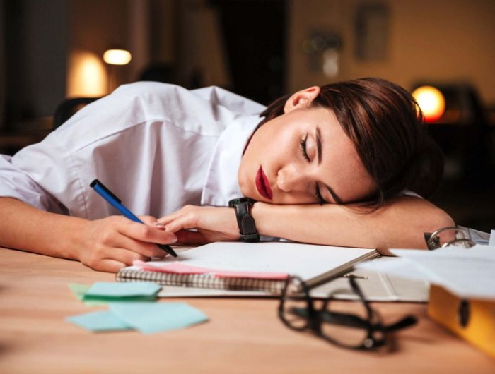 stress au travail symptomes une fille endormie sur le bureau de travail