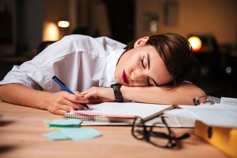 stress au travail symptomes une fille endormie sur le bureau de travail