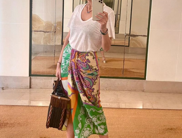style vestimentaire femme 60 ans avec tee shirt blanc jupe imprimée coloré sac à main tendance