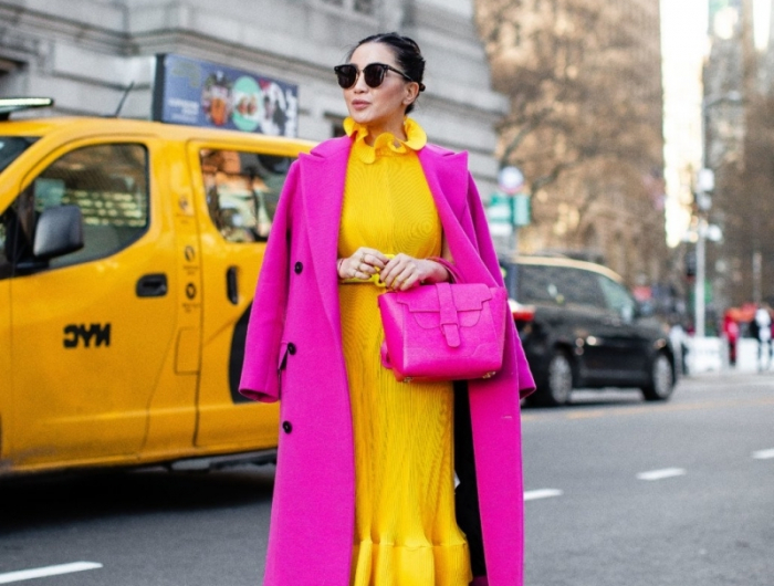 tendance color block robe printemps 2022 jaune manteau rose fuschia