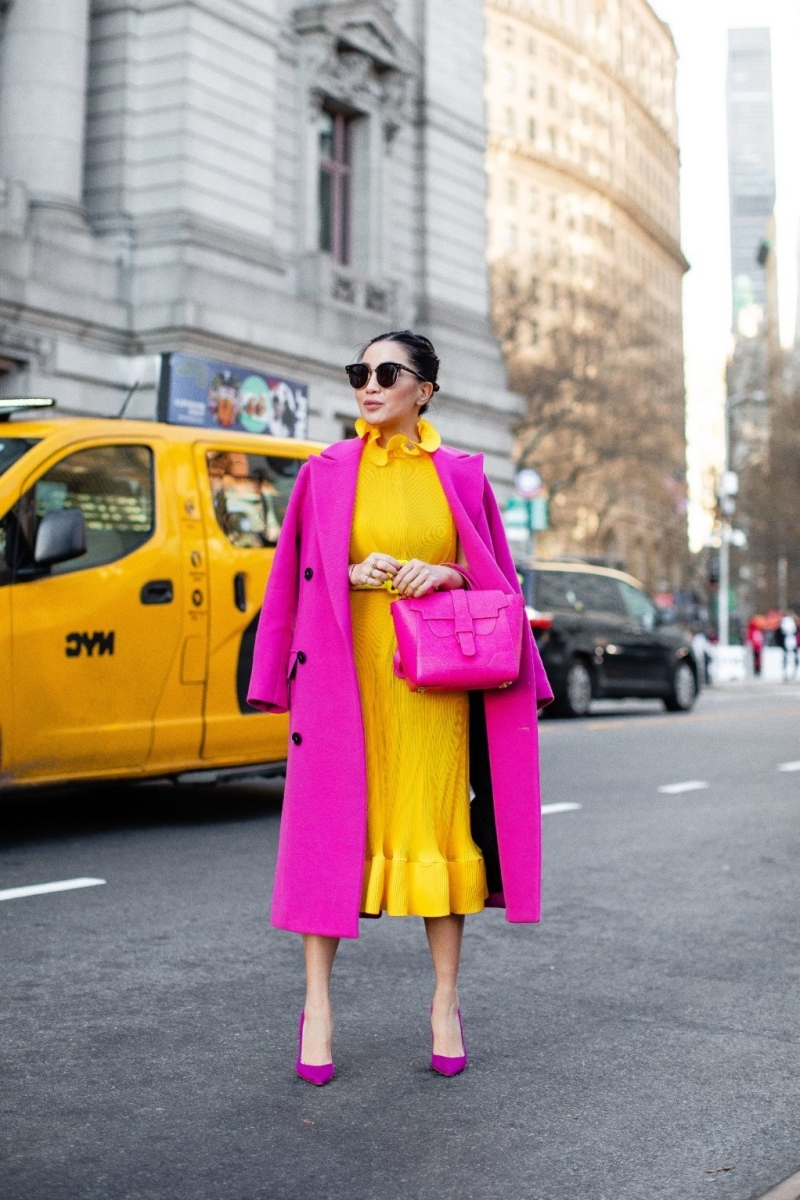 tendance color block robe printemps 2022 jaune manteau rose fuschia