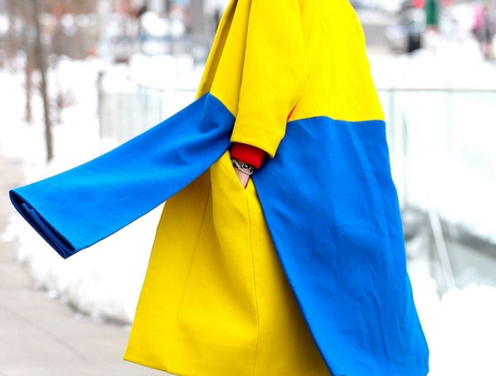 tendance printemps ete 2022 manteau color block femme zendaya style