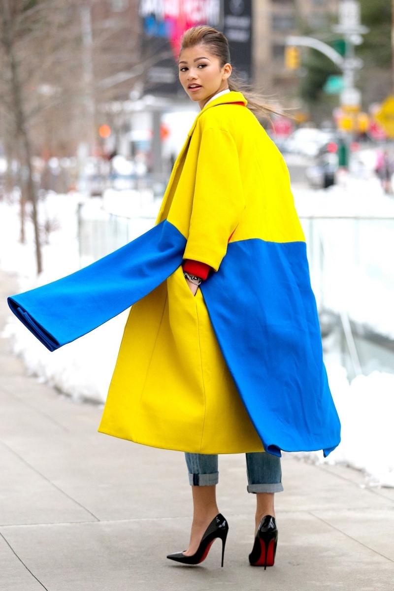 tendance printemps ete 2022 manteau color block femme zendaya style