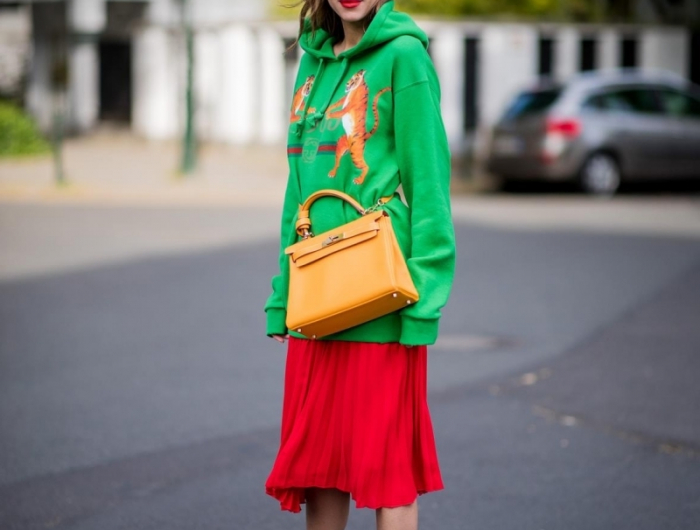 tendance tenue femme sweatshirt vert capuche jupe genoux rouge