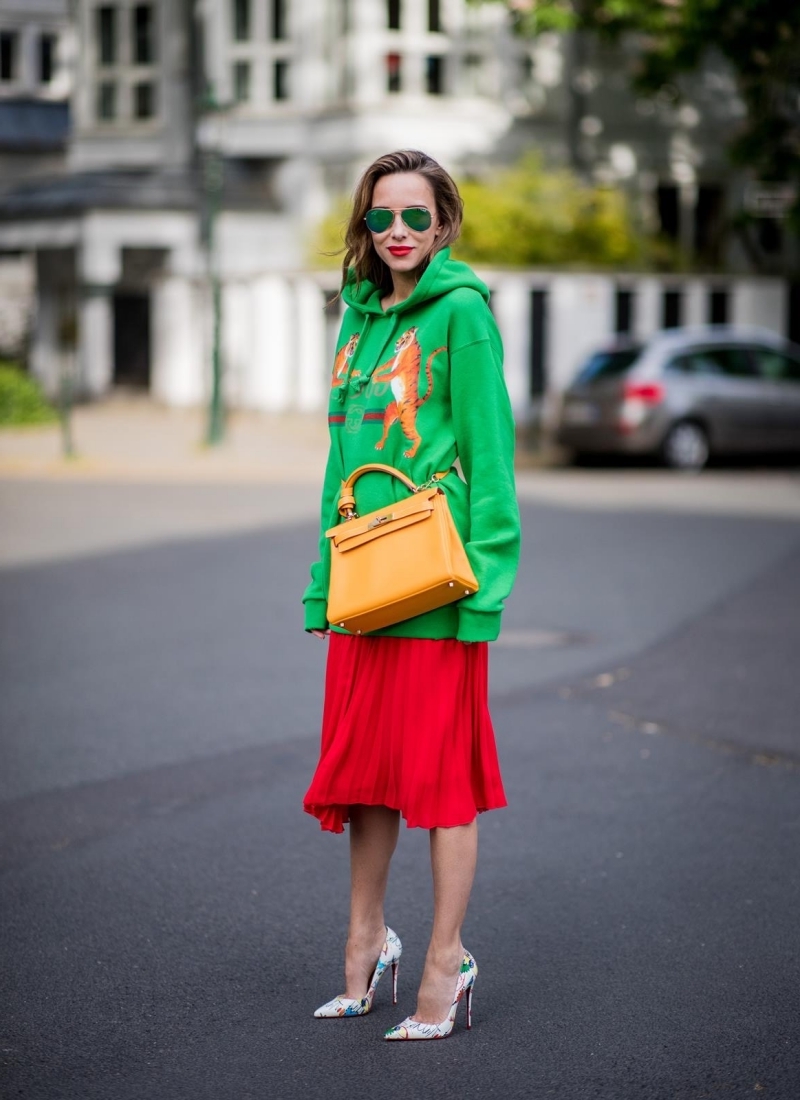 tendance tenue femme sweatshirt vert capuche jupe genoux rouge