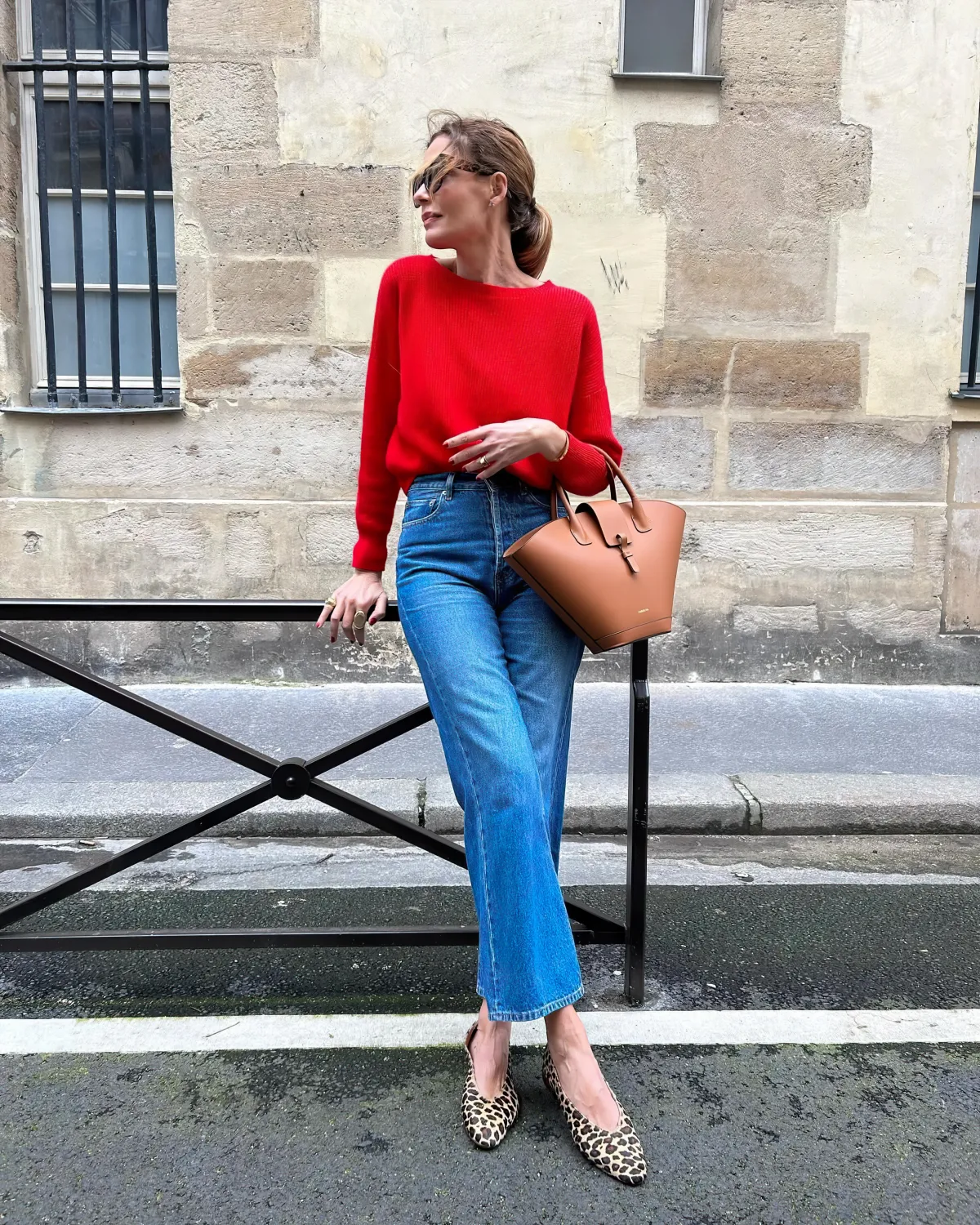 tenue casual chic jean bleu ballerines top rouge