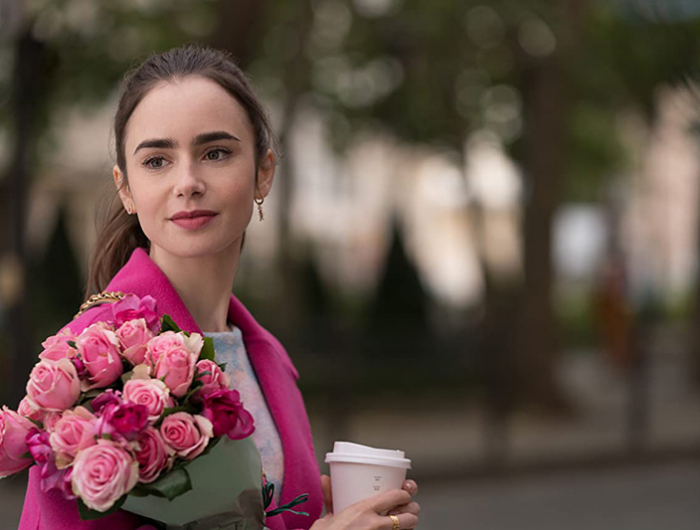 tenue chic décontractée femme emily avec un bouquet de roses