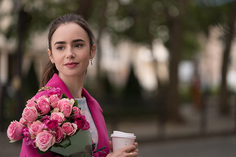 tenue chic décontractée femme emily avec un bouquet de roses