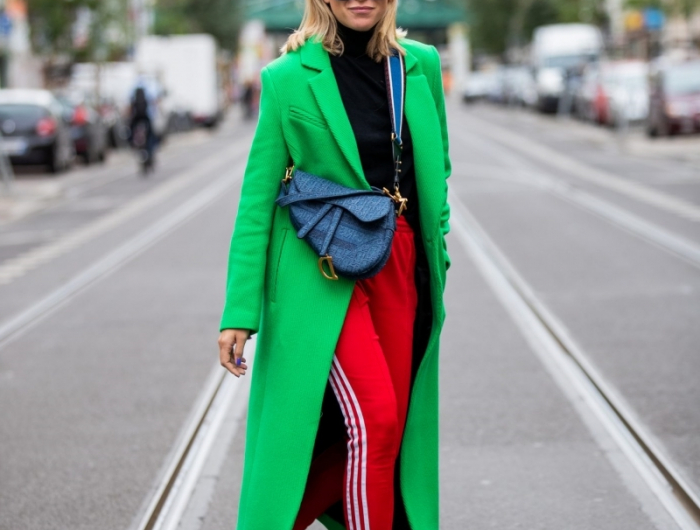 tenue chic femme manteau long vert jogging rouge pull noir