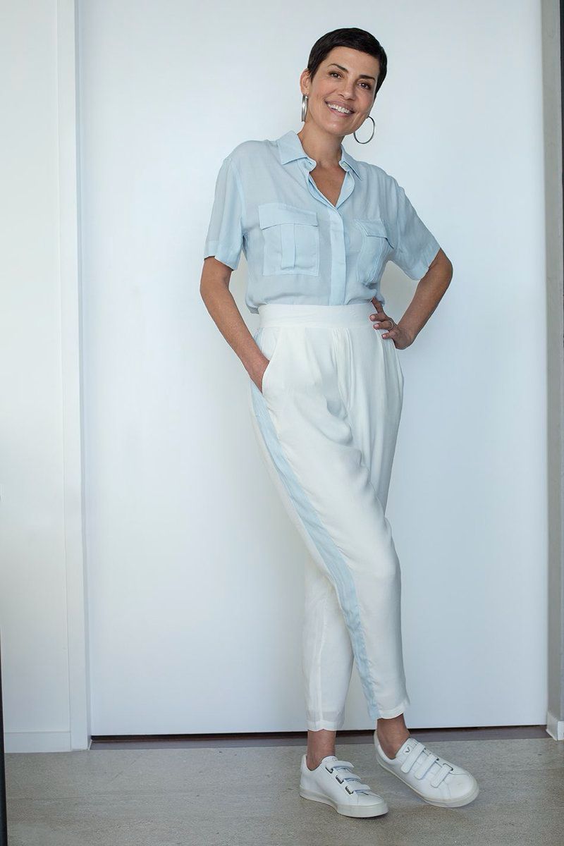 summer white pants woman outfit with light blue shirt and flared white pants
