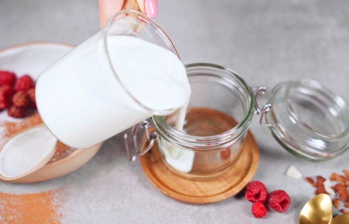 verser du yaourt grec dans un pot en verre étape pour faire recette granola healthy facile