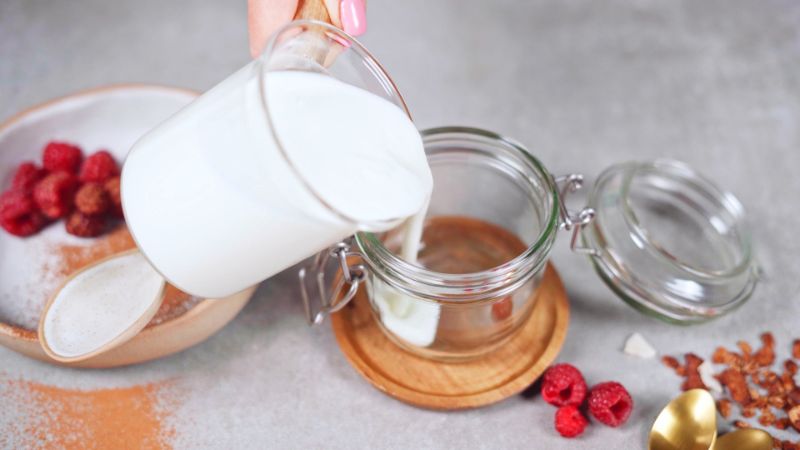 verser du yaourt grec dans un pot en verre étape pour faire recette granola healthy facile