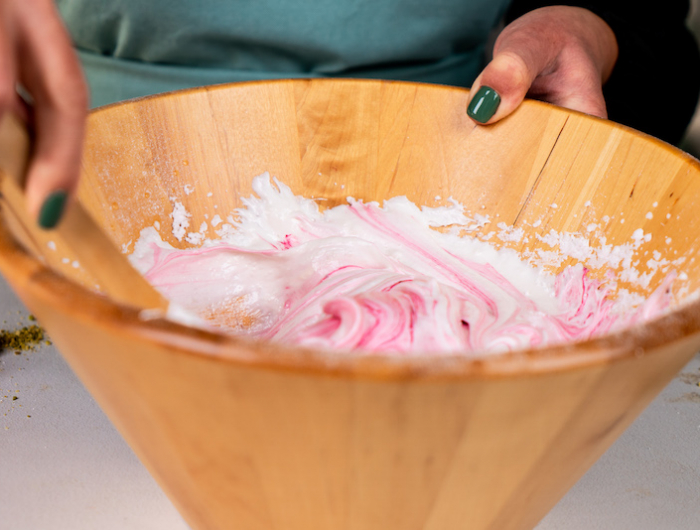 ajouter du colorant alimentaire et remuer à l aide d une spatule le melange de blancs d oeuf et colorant rose