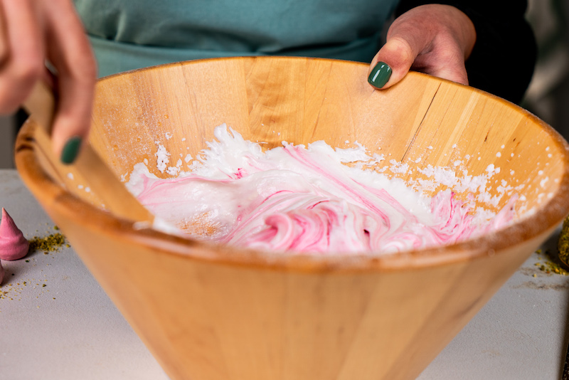 ajouter du colorant alimentaire et remuer à l aide d une spatule le melange de blancs d oeuf et colorant rose