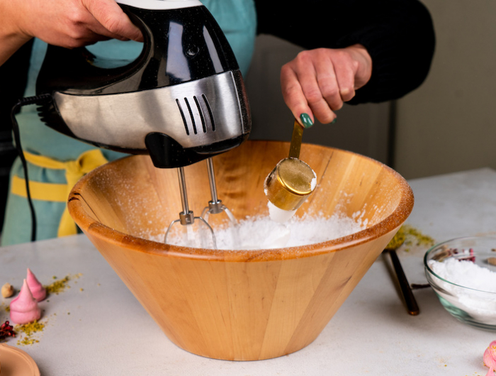 ajouter du sucre glace progressivement pour faire des meringues maison recette de dessert facile simple