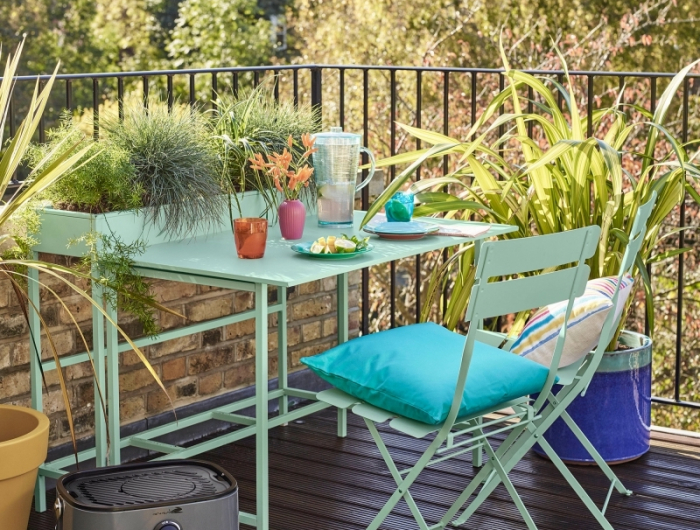 amenagement balcon chaise turquoise plante qui pousse vite pour brise vue