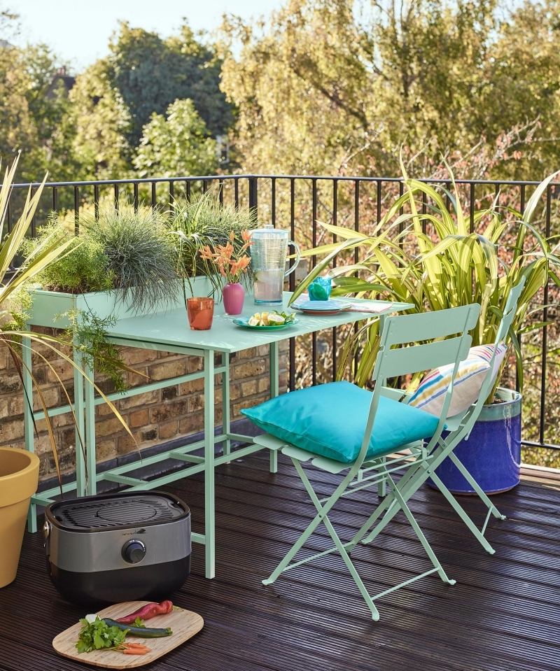 amenagement balcon chaise turquoise plante qui pousse vite pour brise vue