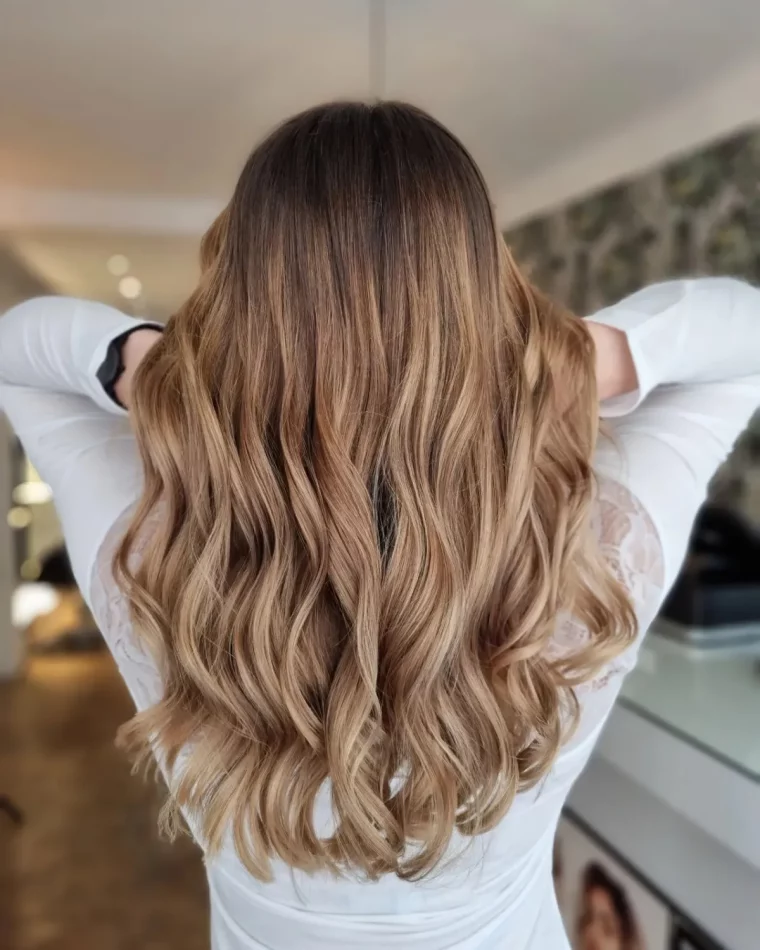 balayage blond miel avec reflets caramel joli effet