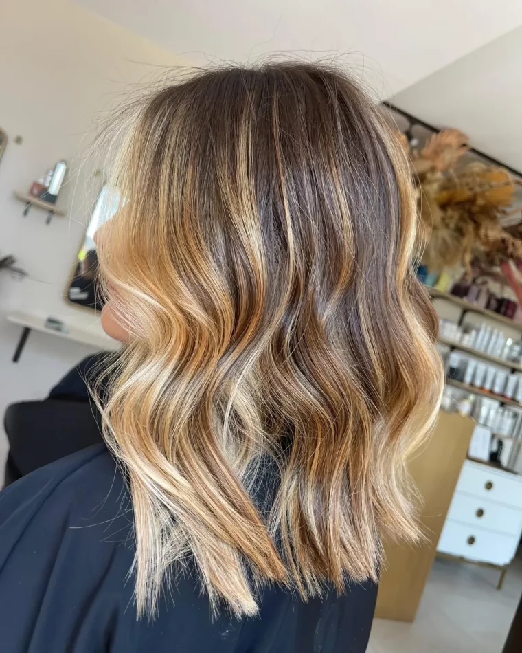 balayage blond miel cheveux mi longs ondules