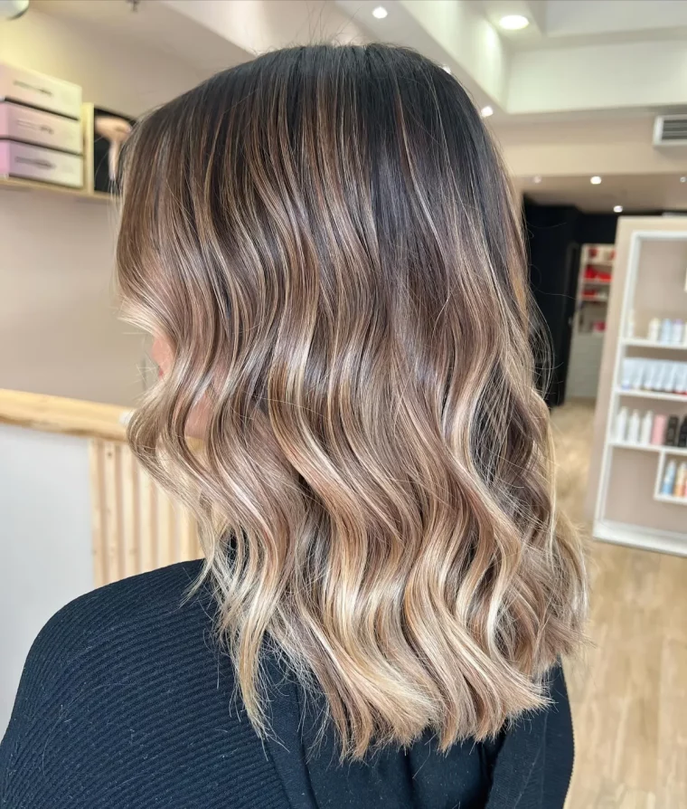 balayage blond miel sur base foncee