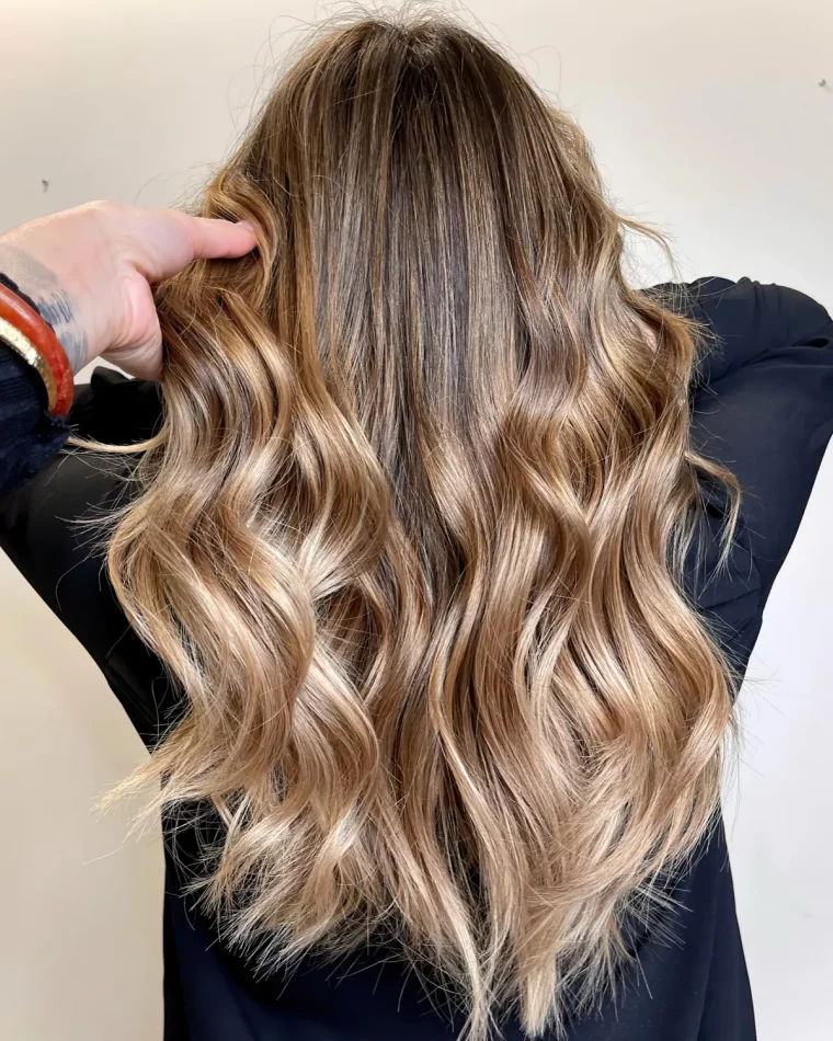 balayage blond miel sur cheveux longs meches