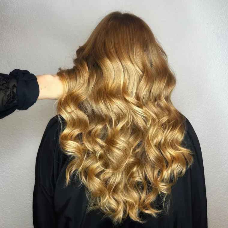 balayage blond miel sur cheveux longs ondules