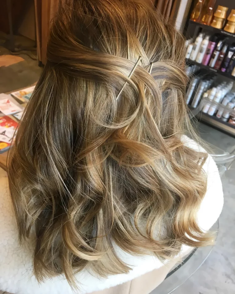 balayage blond miel sur cheveux mi longs coiffure elegante