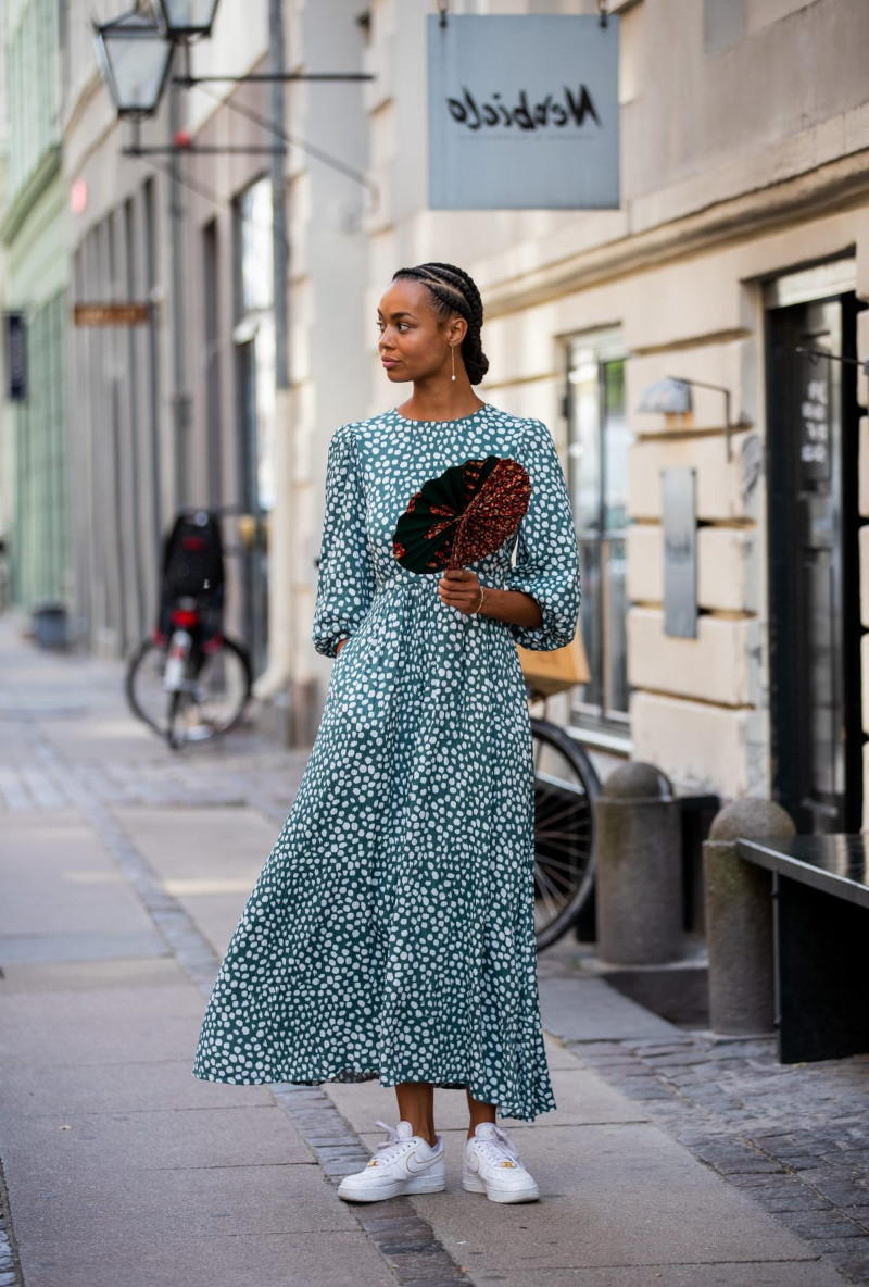 basket chic femme blanche et robe longue fleuries en bleu et blanc