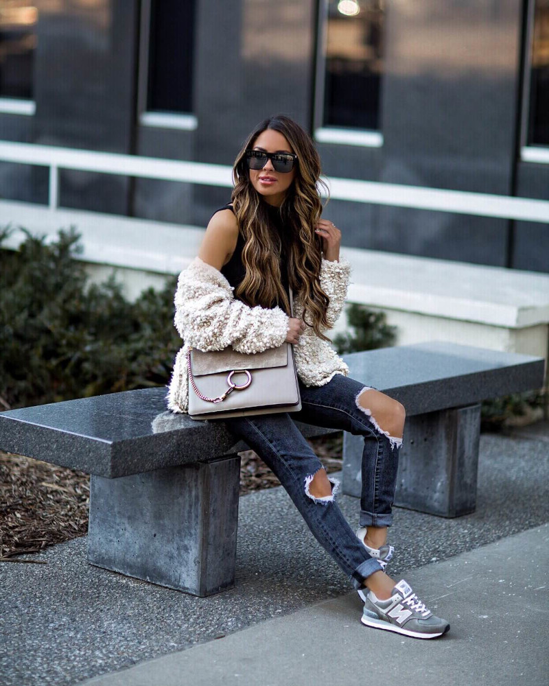 basket chic femme en gris et blanc jean dechire pull