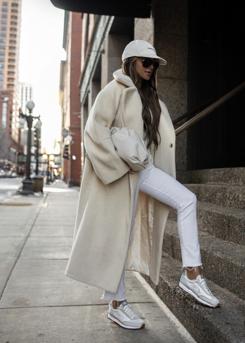 basket elegante femme blanche pantalon et manteau blancs