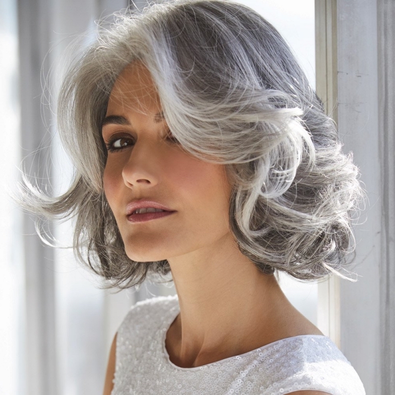 boucles coupe carre courte couleur gris cheveux court