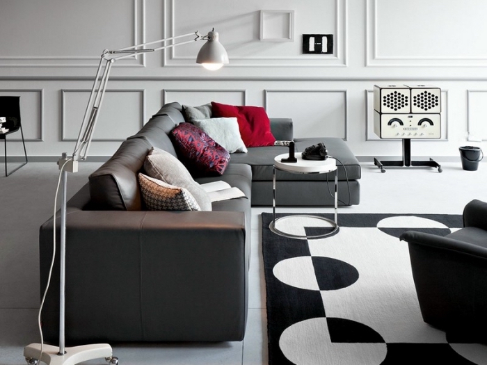 canapé d angle coussins lampe sur pied blanche tapis blanc et noir motifs géométriques quelle couleur avec le gris armoire blanche
