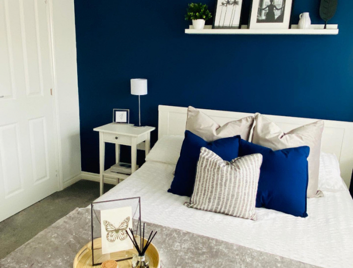 chambre bleu et gris mur peint en bleu marine