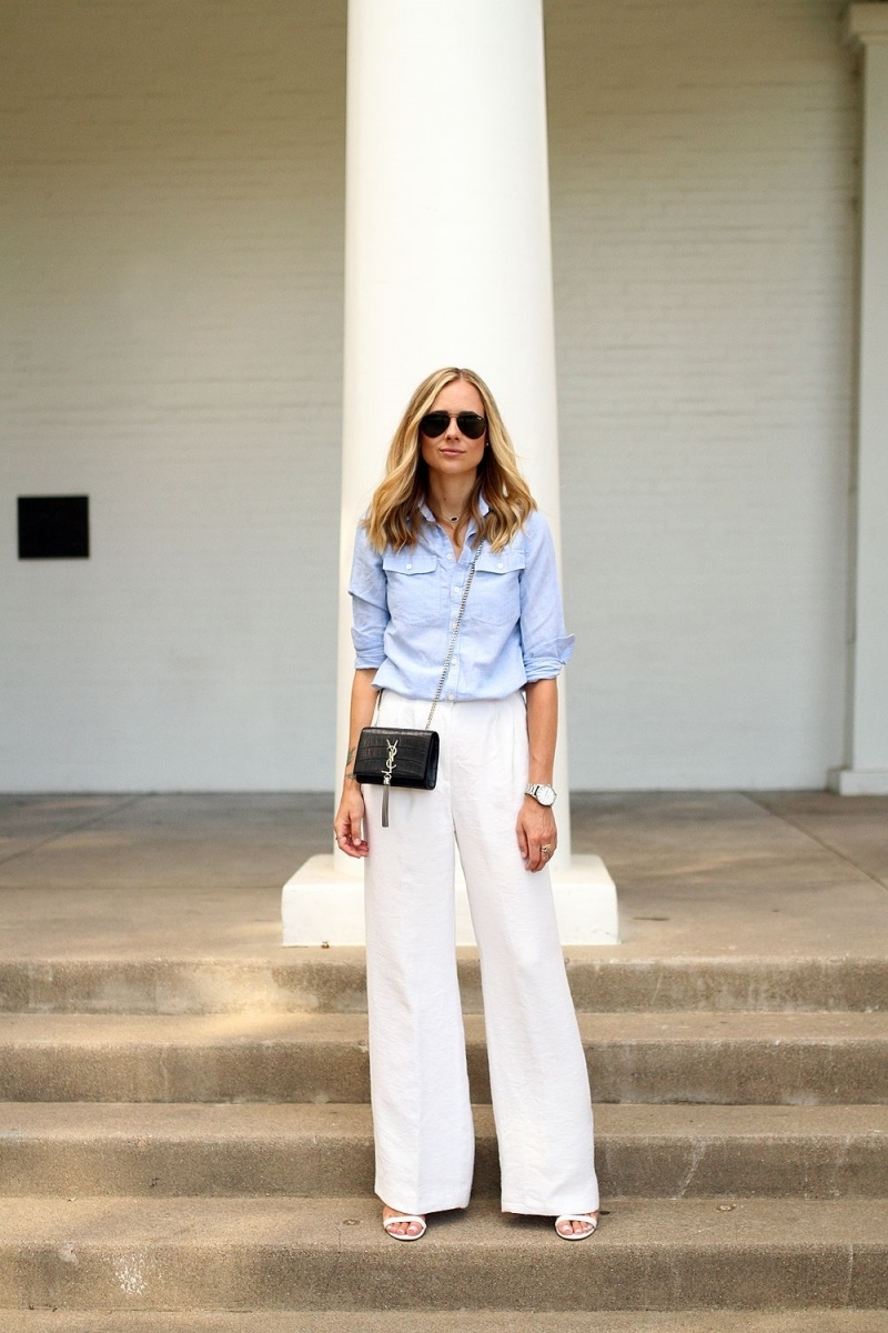 chemise bleue look avec pantalon large taille haute blanc