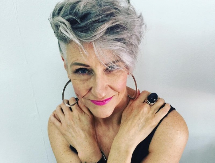 cheveux gris court femme 60 ans coiffure décoiffée et dégradée originale