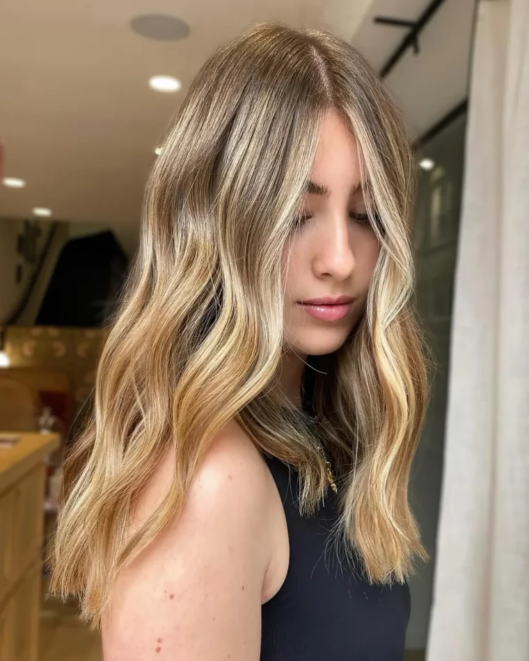 cheveux longs ondules avec des meches miel et caramel